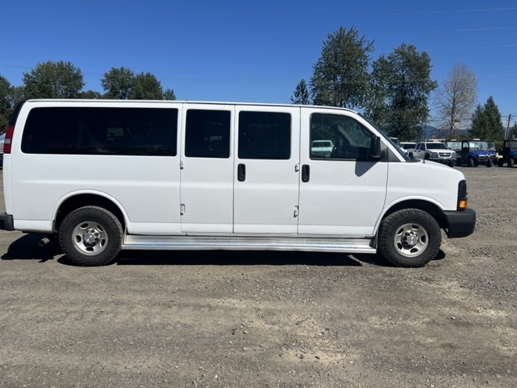 2015-chevrolet-express-3500-image-3