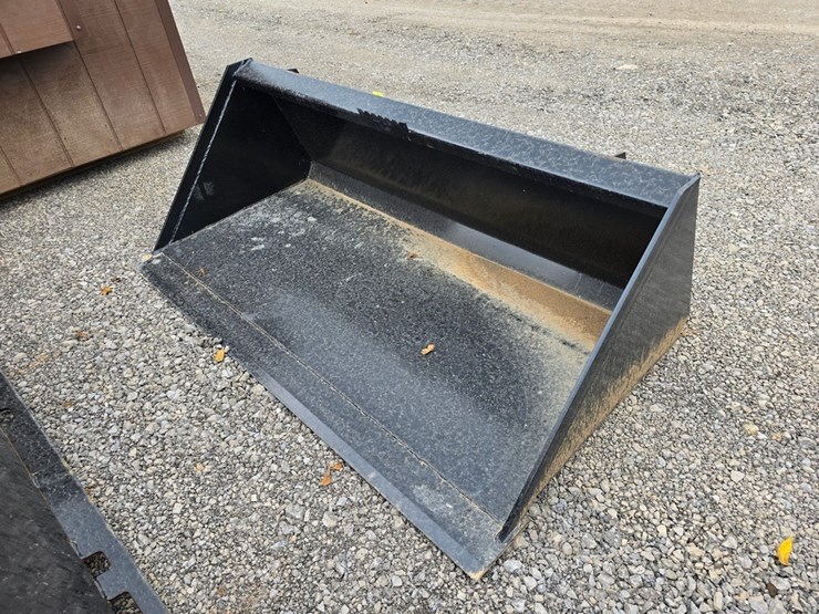new-swict-60"-skidloader-bucket-image-2