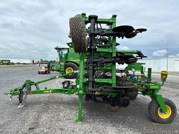 2023-john-deere-2510h-image-9
