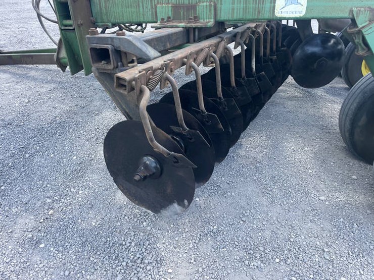 john-deere-235-image-21