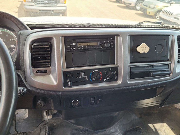 2013-hino-268-image-9