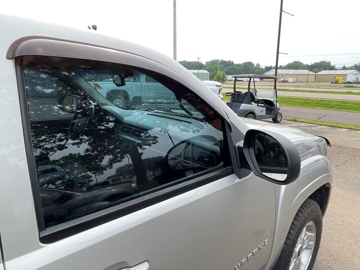 2008-chevrolet-suburban-image-40