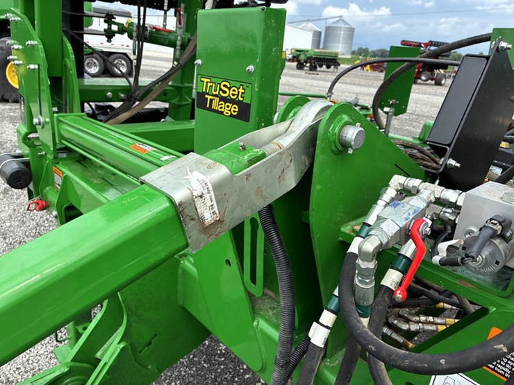 2023-john-deere-2510h-image-18