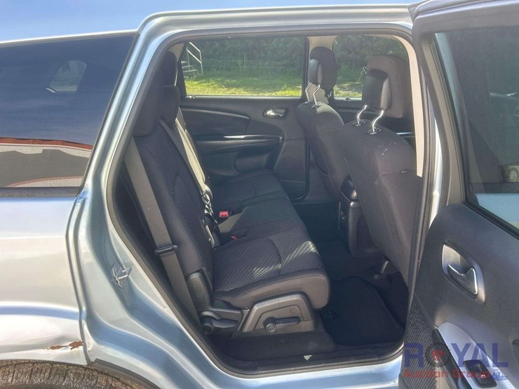 2013-dodge-journey-sxt-image-23