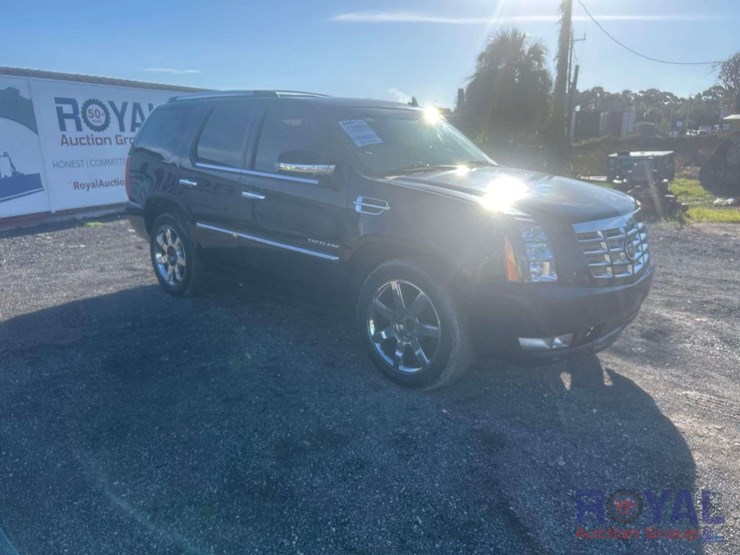 2013-cadillac-escalade-image-2