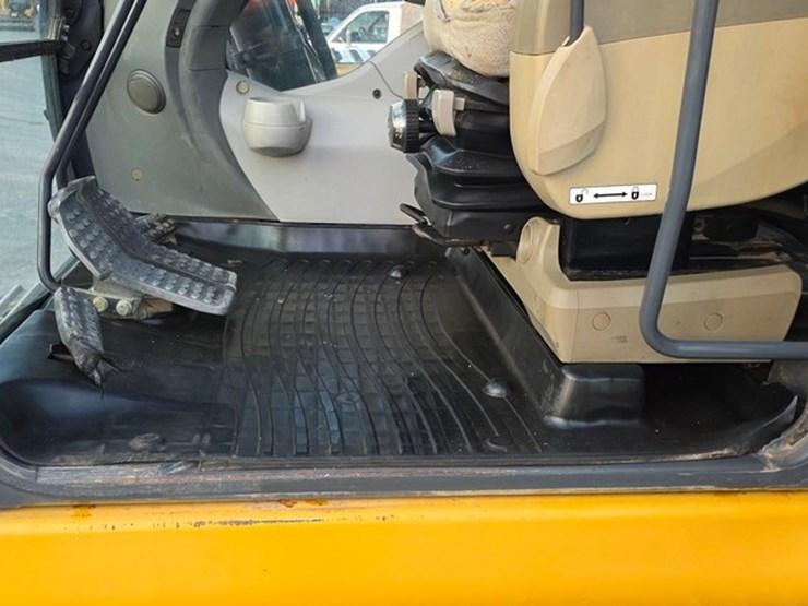 2013-deere-160g-lc-image-68