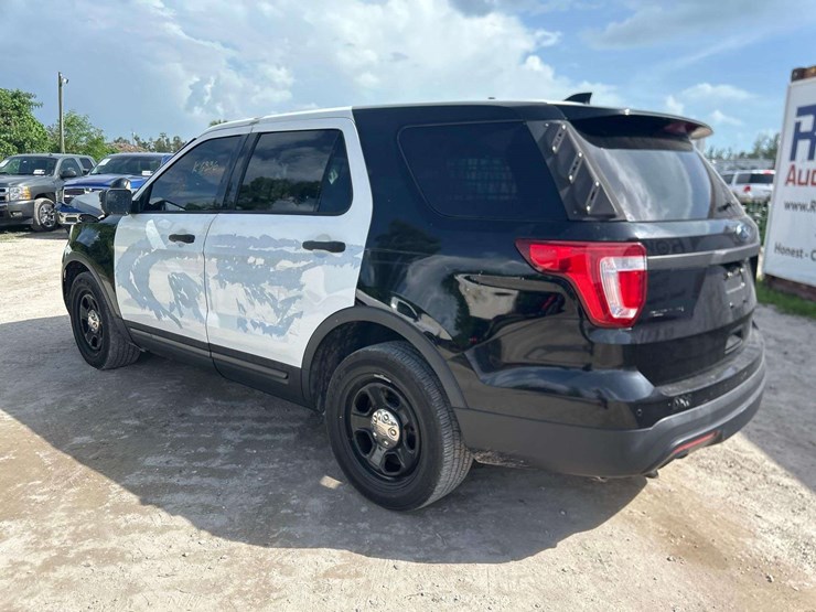 2016-ford-explorer-image-4