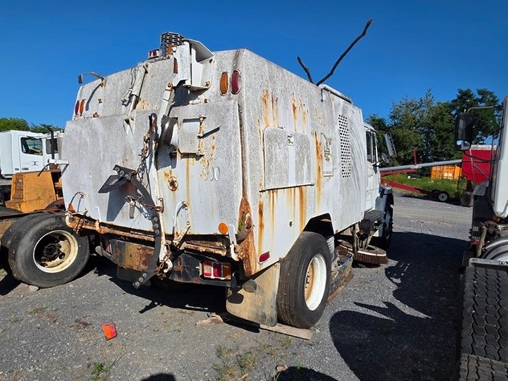 2002-freightliner-fl70-image-4