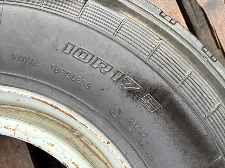 #113249-•-gy-10r17.5-tire-on-rim-image-6