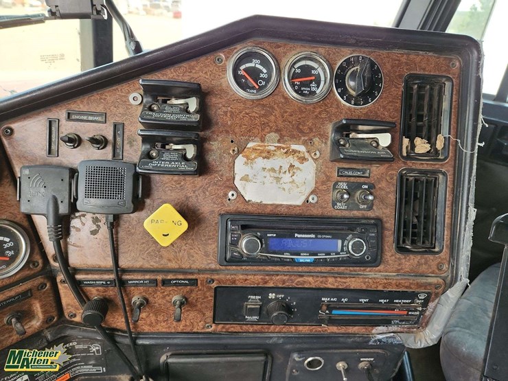 2007-freightliner-fld120-image-16