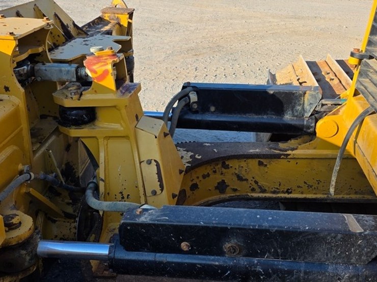 2019-caterpillar-d6n-lgp-image-13