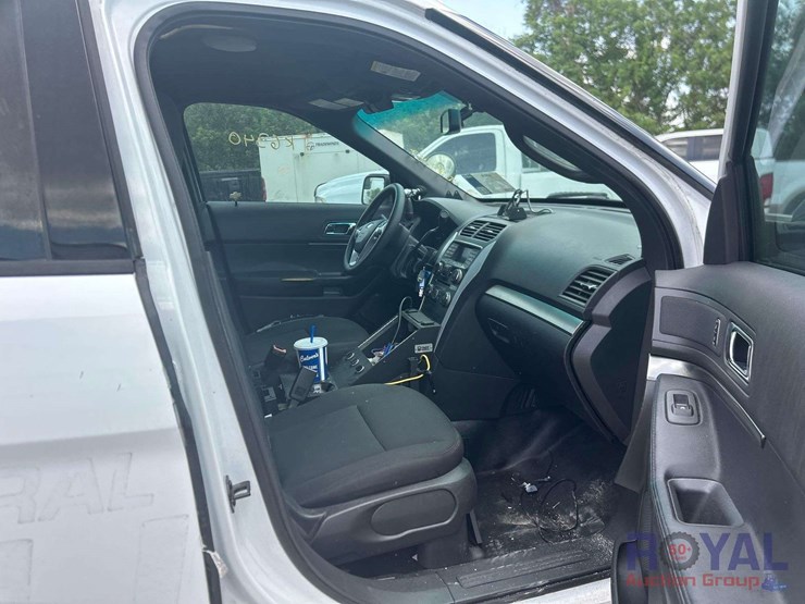 2015-ford-explorer-image-23