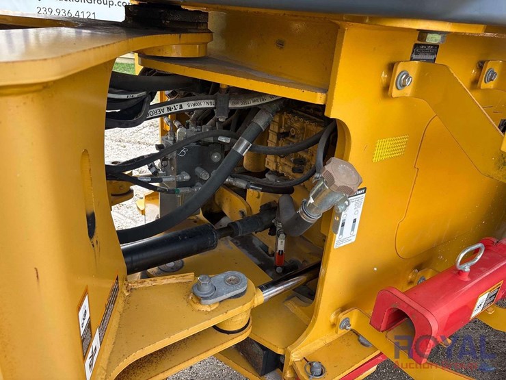 2018-deere-524k-image-16