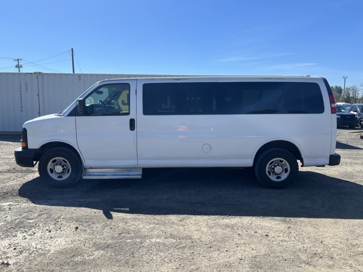 2015-chevrolet-express-3500-image-7
