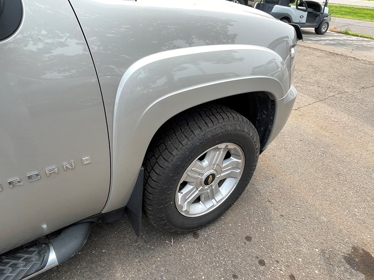 2008-chevrolet-suburban-image-43