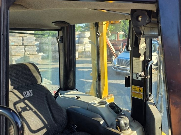 2019-caterpillar-d6n-lgp-image-64