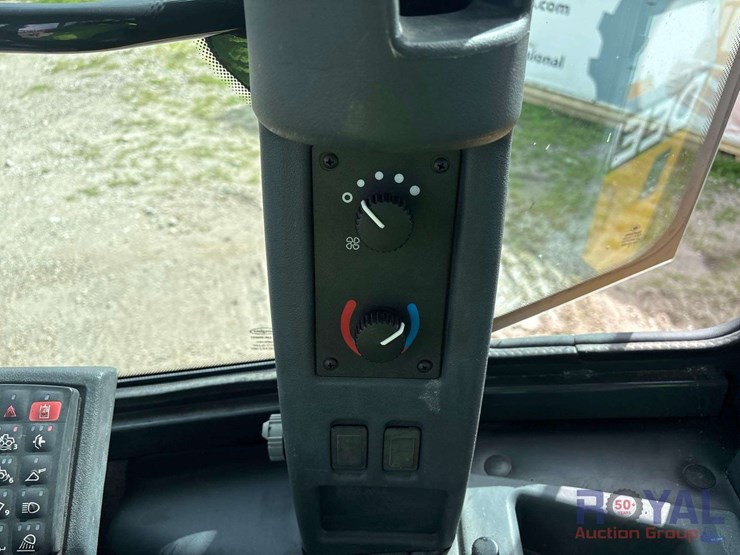2018-deere-524k-image-15