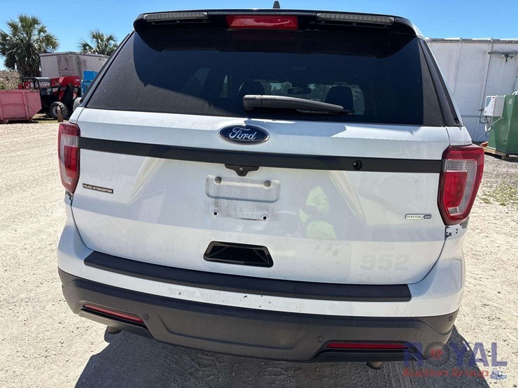 2019-ford-explorer-image-21