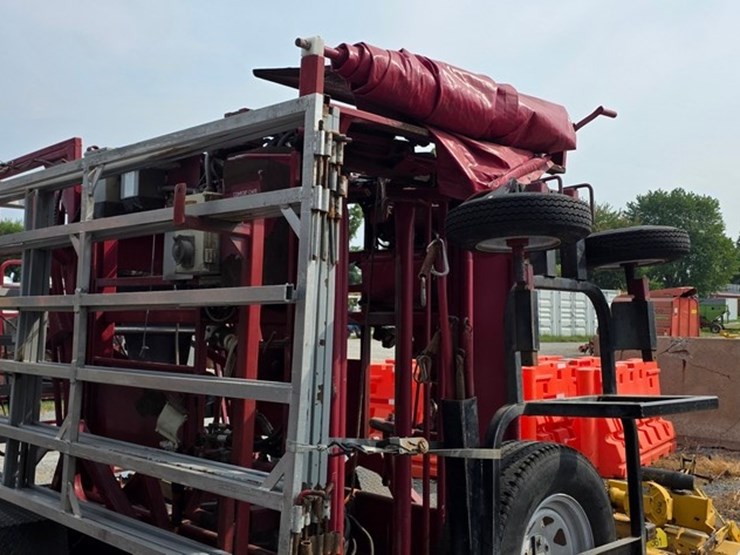 comfort-chute-h-series-hoof-trimming-trailer-image-7