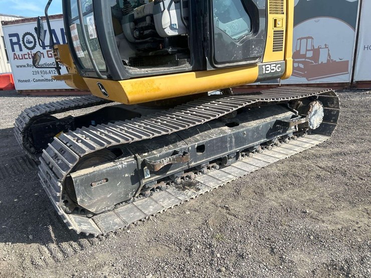 2015-deere-135g-image-17
