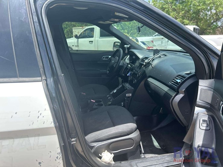 2017-ford-explorer-image-24