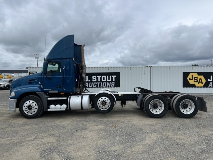2010-mack-cxu613-tri-axle-truck-tractor-image-7