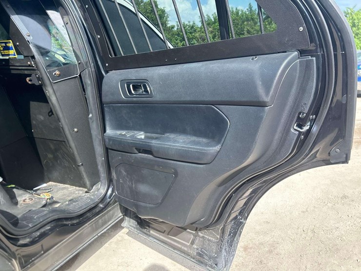 2016-ford-explorer-image-19