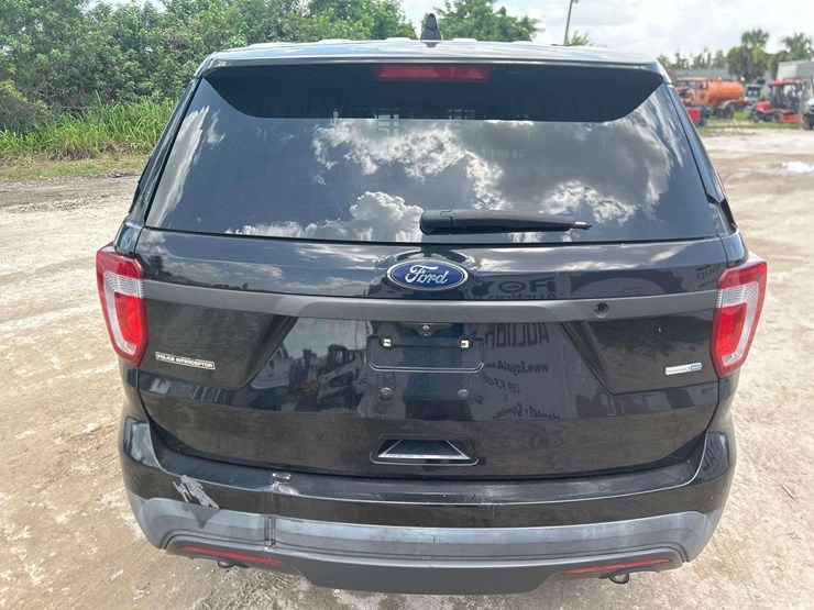 2016-ford-explorer-image-18