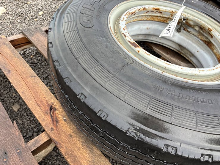 #113249-•-gy-10r17.5-tire-on-rim-image-4