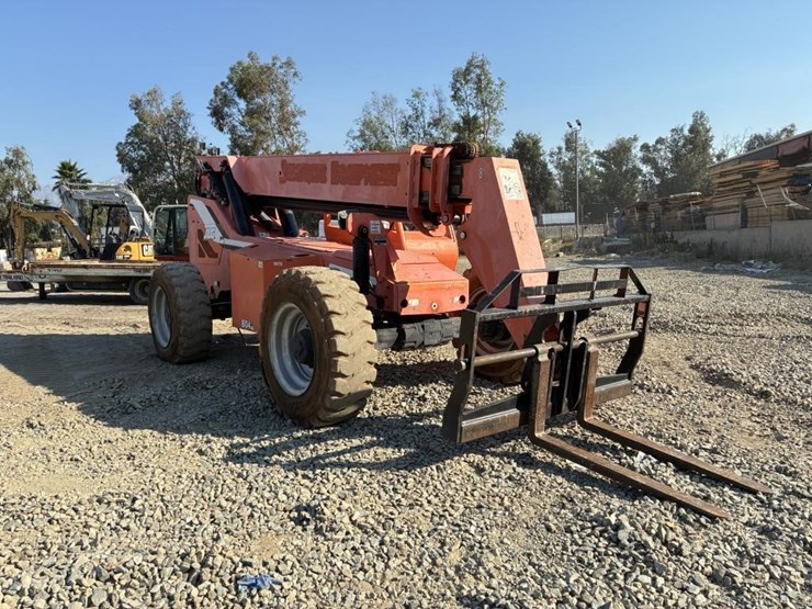 2014-jlg-8042-image-2