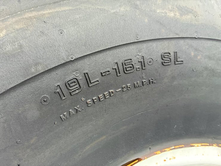 #113247-•-19l16.1-sl-tires-on-rims-image-9