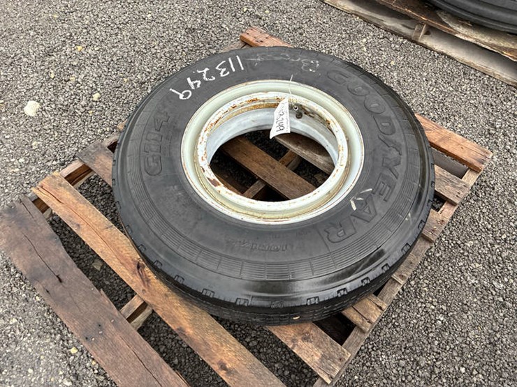 #113249-•-gy-10r17.5-tire-on-rim-image-1