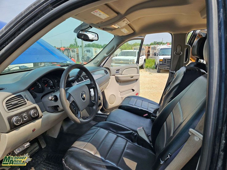 2008-chevrolet-suburban-image-18