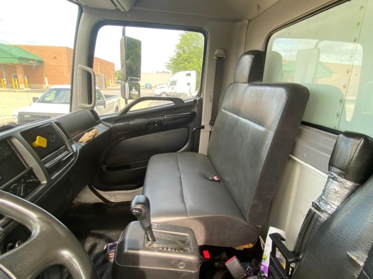 2016-hino-268-image-25
