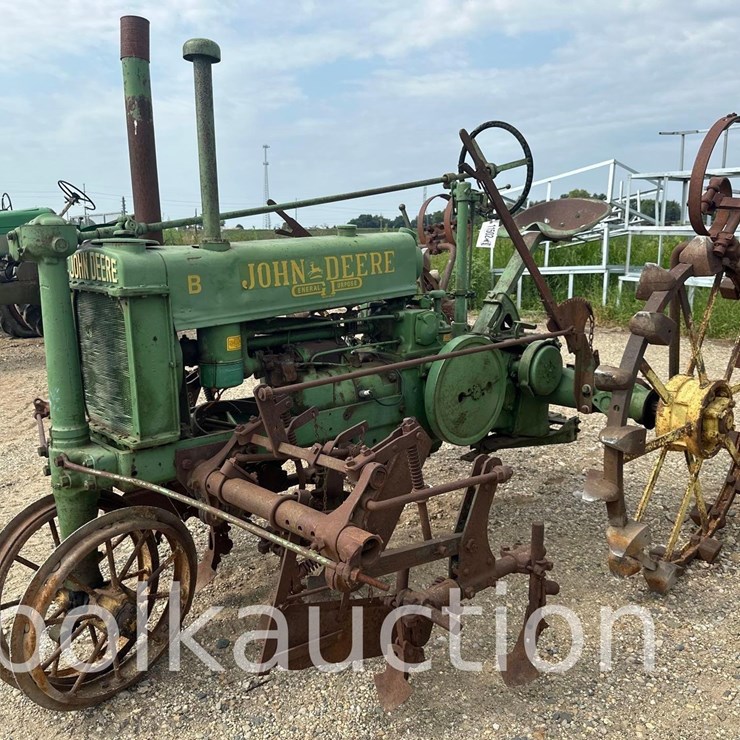 JOHN DEERE B