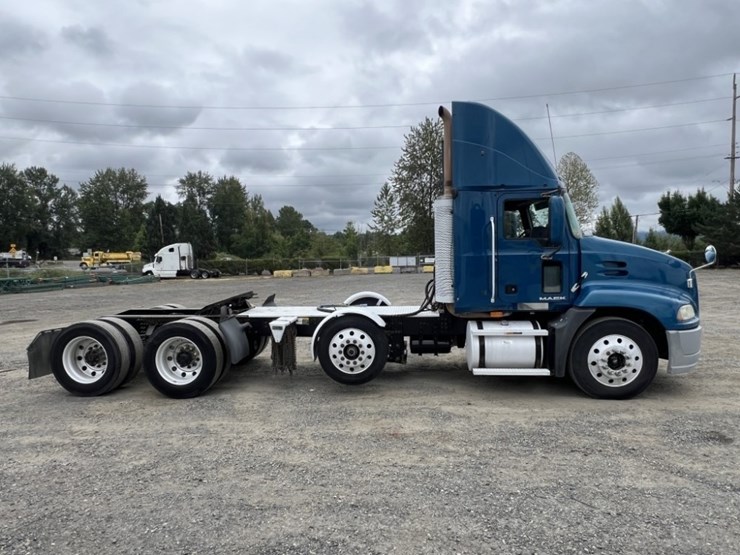 2010-mack-cxu613-tri-axle-truck-tractor-image-3