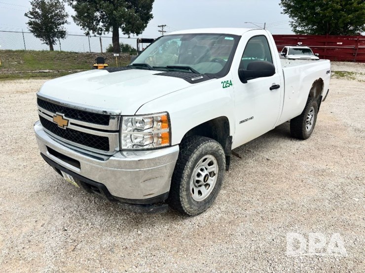 2013-chevrolet-3500hd-image-13