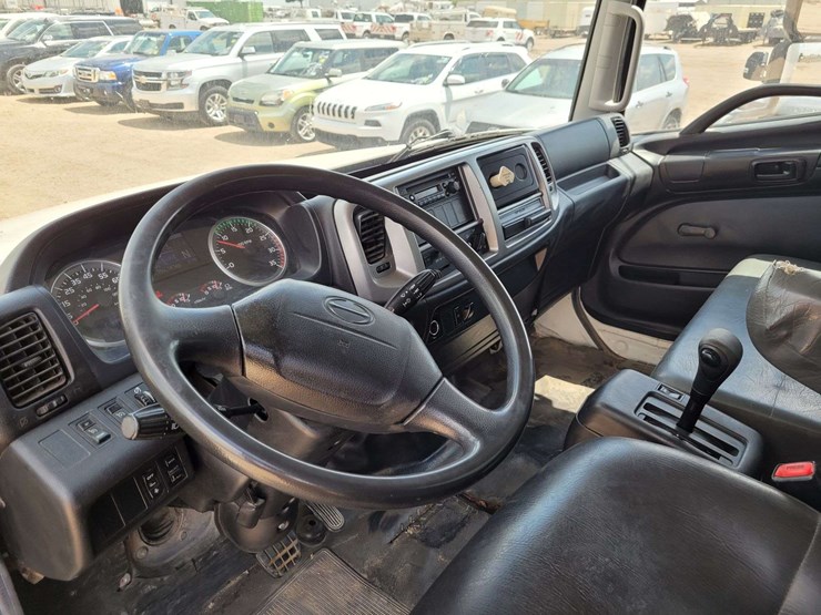 2013-hino-268-image-7