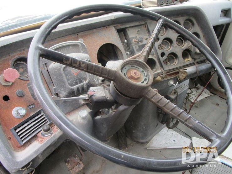1985-ford-9000-image-24