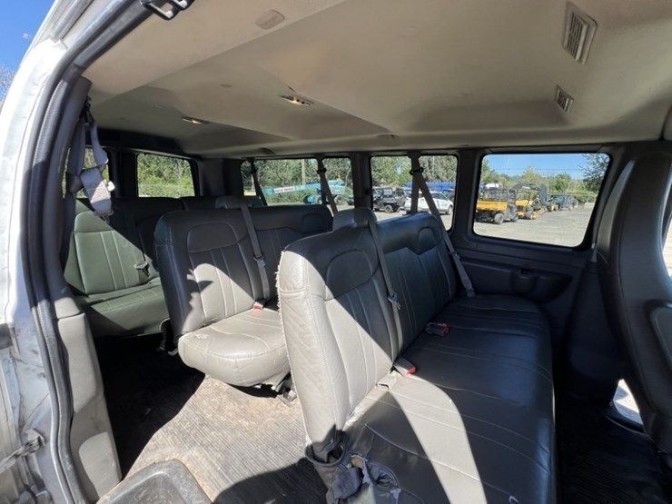 2015-chevrolet-express-3500-image-14