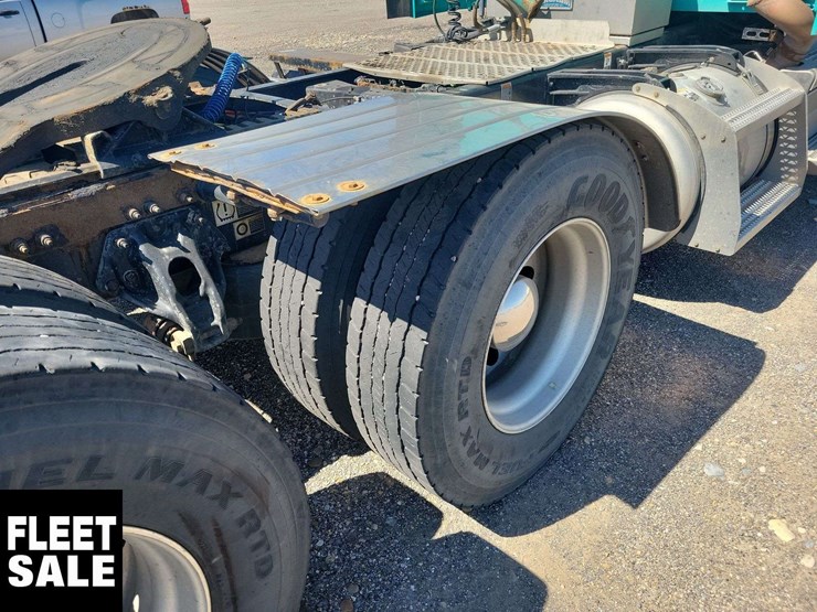 2018-peterbilt-579-image-15