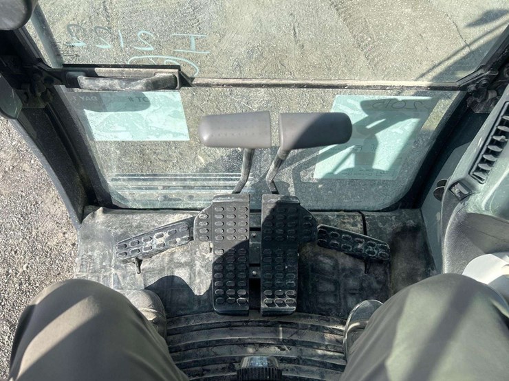 2015-deere-135g-image-13