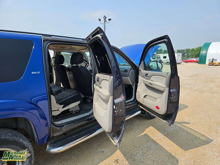2008-chevrolet-suburban-image-23