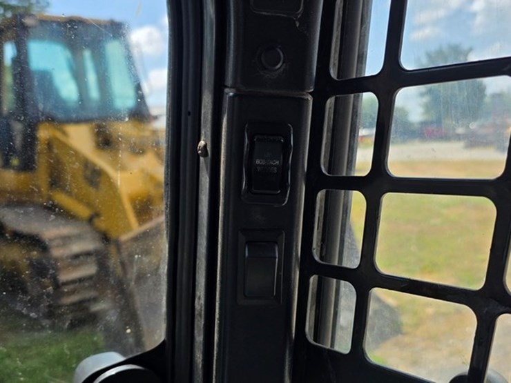 2011-bobcat-s630-image-53