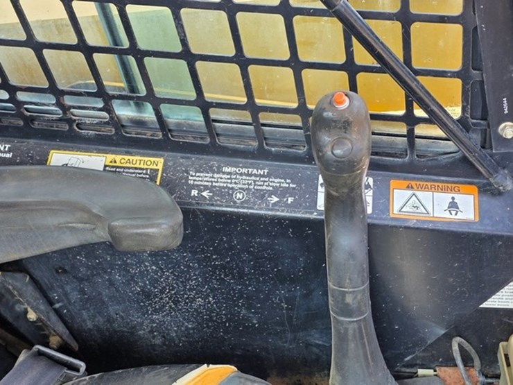 2007-deere-ct332-image-42