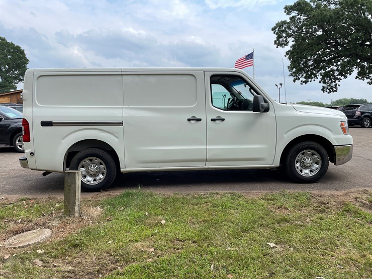 2013-nissan-nv2500-image-6