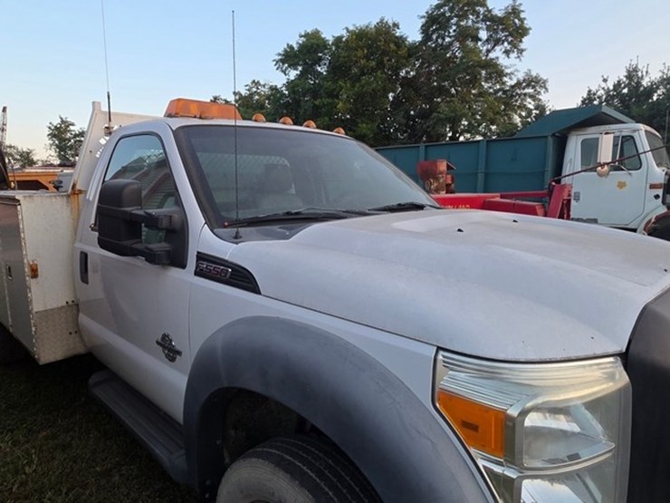 2010-ford-f550-image-8