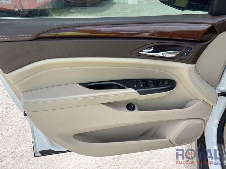 2013-cadillac-srx-image-13