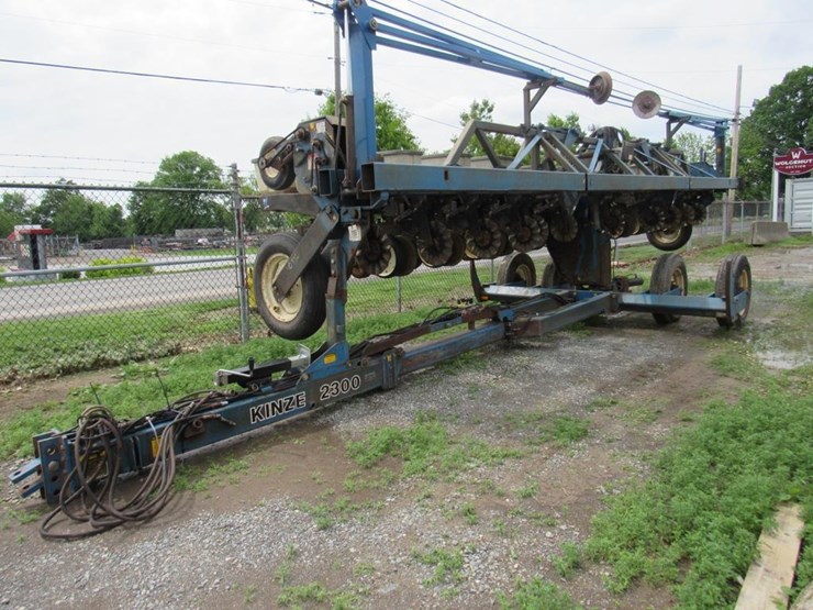 kinze-2300-image-11