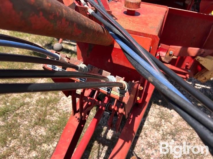 new-holland-1037-image-11